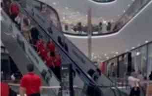 Evakuisan <span style='color:red;'><b>tržni centar</b></span> Promenada u Novom Sadu zbog dojave o bombi (VIDEO)