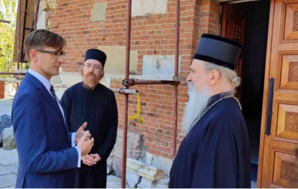 DELEGACIJA EU POSETILA BANJSKU: Razgovor sa episkopom Teodosijem i igumanom manastira