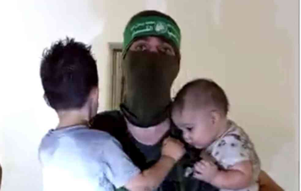 ZASTRAŠUJUĆI SNIMAK: Naoružani militanti Hamasa u naručju drže bebe (VIDEO)