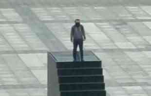 HAOS U POLJSKOJ: Čovek sa bombom se popeo na spomenik i preti da će se razneti (FOTO i VIDEO)