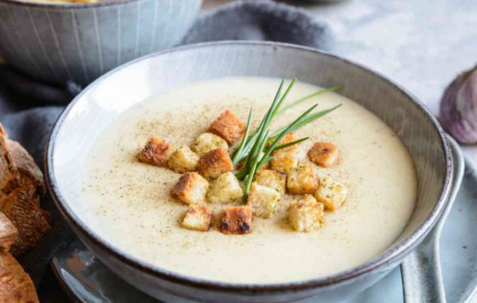 IDEALNA ZA HLADNE DANE: Recept za supu od belog luka