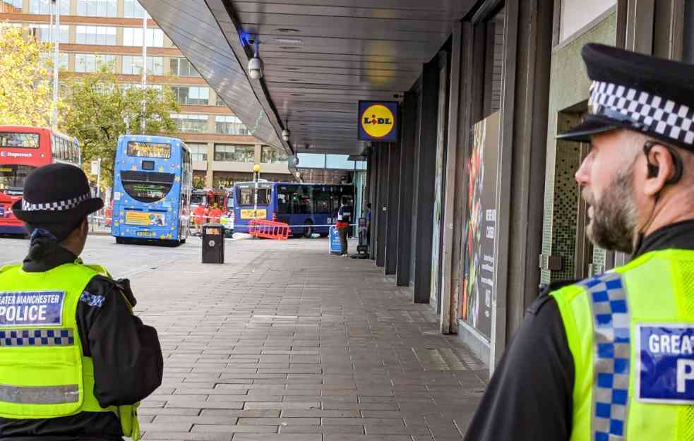 Haos u Mančesteru: Autobus se zakucao u radnju, strahuje se da ima žrtava! (VIDEO)