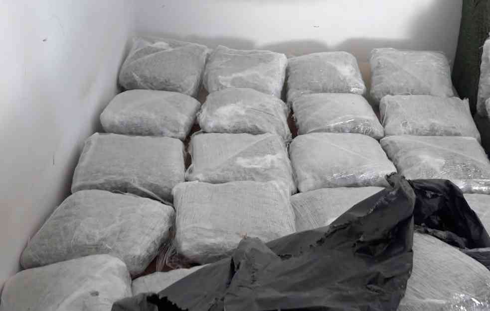 UHAPŠENI SA 112 KILOGRAMA DROGE, uhvaćeni na delu!