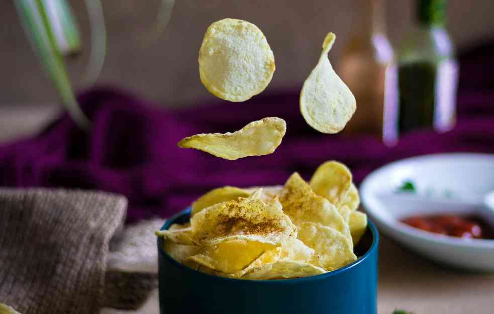 DA LI JE OVO ZDRAVIJA VARIJANTA? Da li je čips od cvekle ili šargarepe zaista zdraviji od krompirovog?