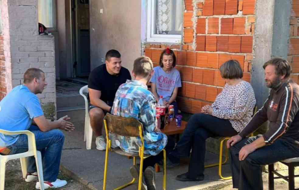 Sloba Radanović osvojio sva srca ljudi širom okruženja: Pomogao porodici da dobije krov nad glavom