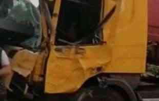 STRAVIČNA NESREĆA U BARIČU : Kamion udario u autobusko stajalište, metalna šipka probila kabinu (VIDEO)