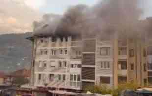 Požar u stambenoj zgradi u Bijelom Polju, šestoro povređenih (VIDEO)