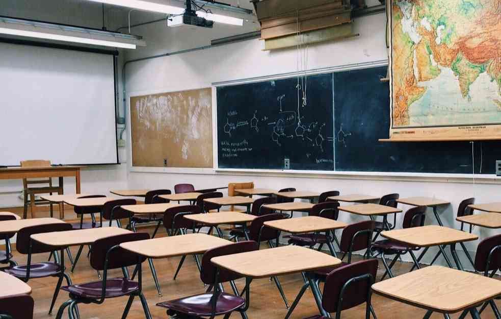 ŠUGA U BEOGRADSKIM ŠKOLAMA : Izgleda kao bubuljica ili ujed komarca, ali je nešto mnogo gore
