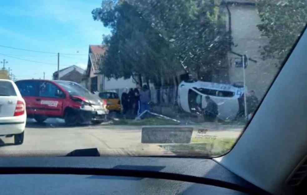 UŽASAN SUDAR KOD NOVOG SADA: Vozilo prevrnuto uz kuću (FOTO)