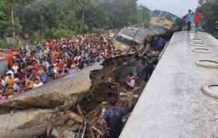 TRAGEDIJA U BANGLADEŠU! U sudaru dva voza poginulo 15 osoba, na stotine povređeno (FOTO)
