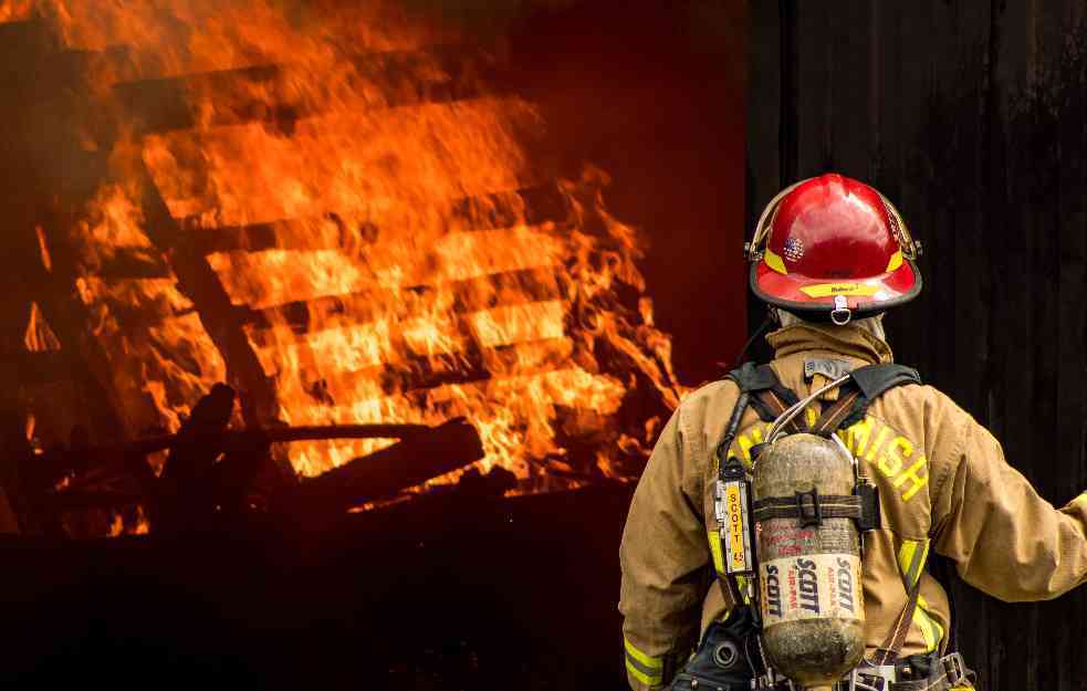 Požar u Kraljevu: Na gradskoj deponiji buknuo plamen