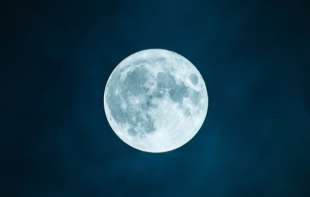 Kako mesečeva udaljenost utiče na dužinu dana na Zemlji