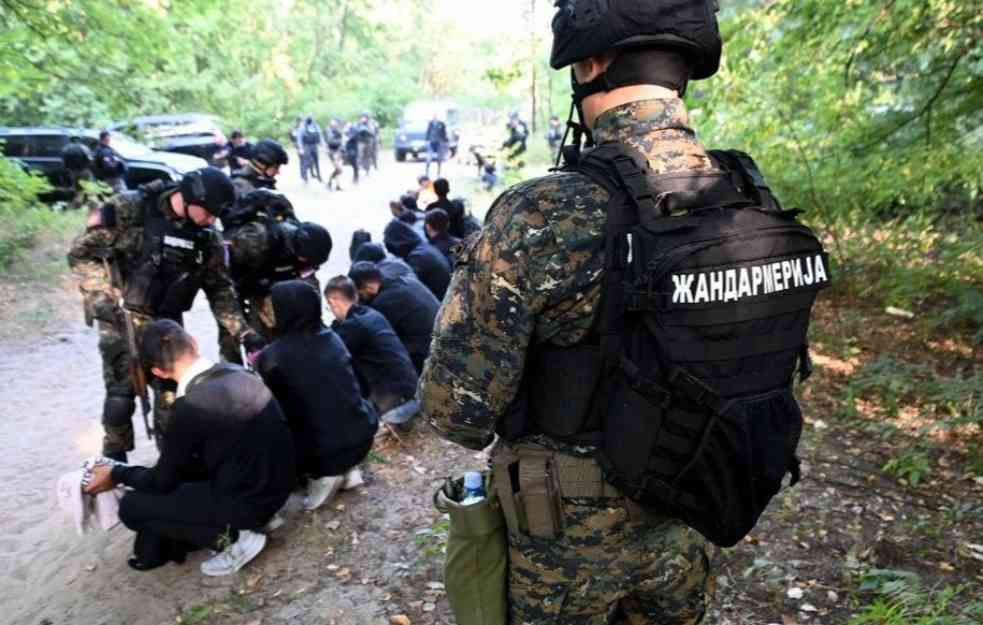 Uhapšen muškarac koji je u kombiju prevozio 32 migranta