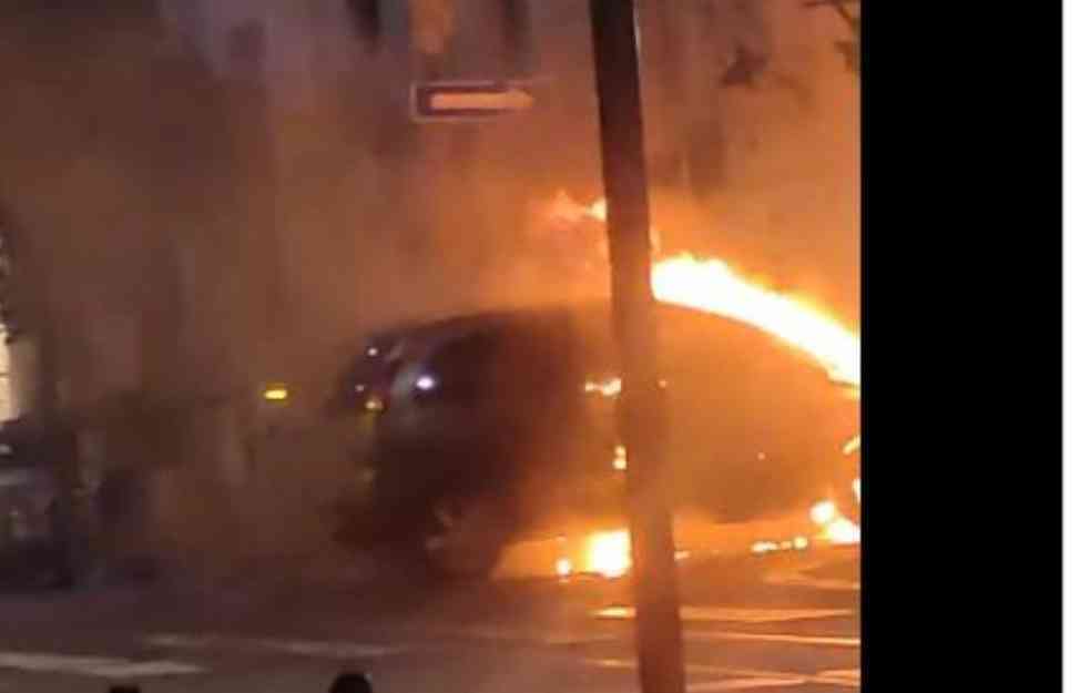 STRAVIČAN PRIZOR U CENTRU BEOGRADA: Plamen guta automobil, snimljena UZNEMIRUJUĆA scena (FOTO)