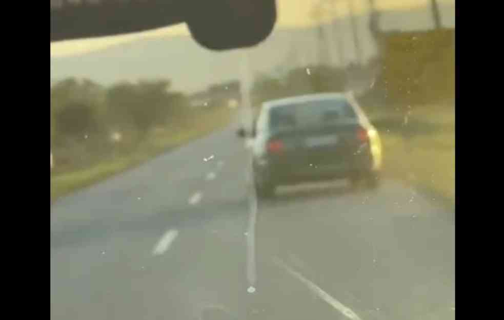 STRAHOTA KO SVE IMA DOZVOLU: Bahati pijani vozač snimljen u Novom Sadu, ljudi spasavali žive glave (VIDEO)