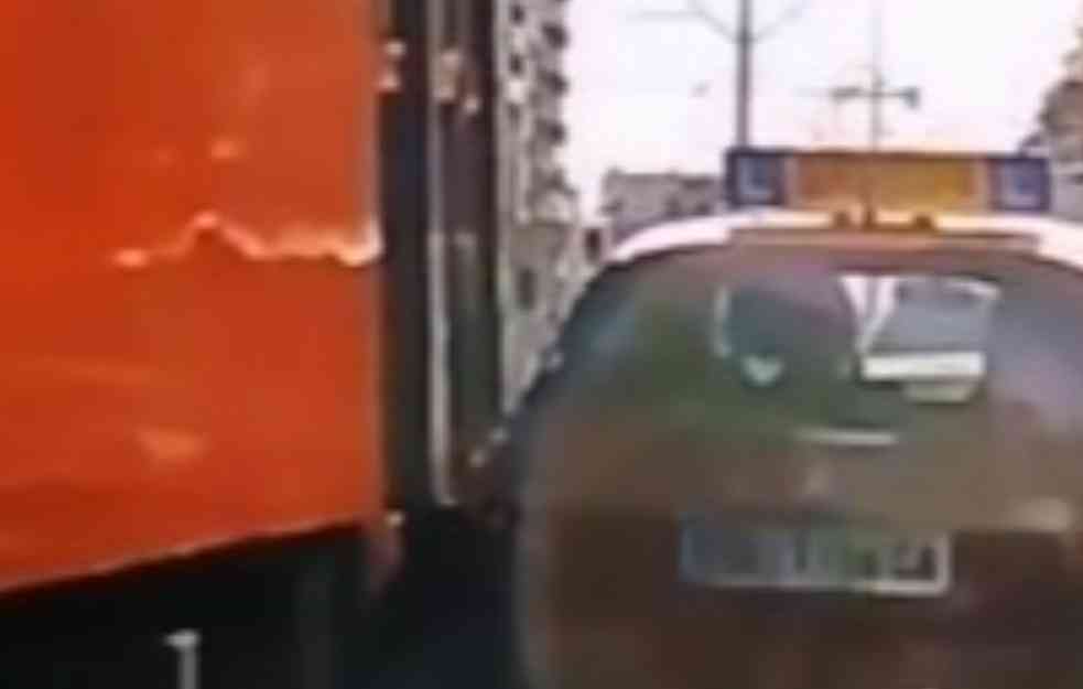 TRAMVAJ UDARIO VOZILO AUTO-ŠKOLE: Saobraćajna nezgoda na Trošarini u Beogradu (VIDEO)