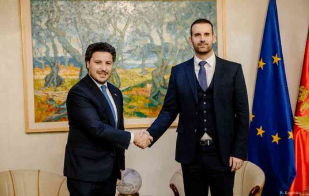 Abazović stigao sa tortom: Izvršena primopredaja dužosti Spajiću