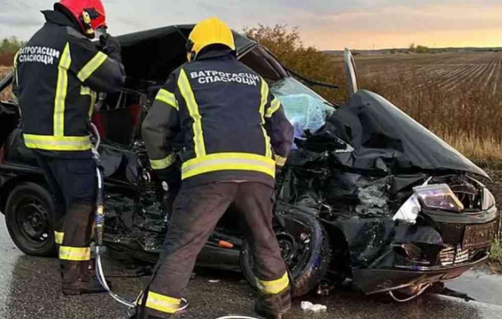 TEŠKA NESREĆA KOD ODŽAKA : Jedna osoba poginula u sudaru automobila i autobusa (FOTO)