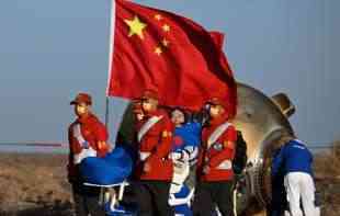 Proveli šest meseci u svemiru! Kineski <span style='color:red;'><b>astronauti</b></span> se bezbedno vratili na Zemlju