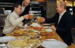 Medvedev zahvalio kompaniji Karlsberg što finansira <span style='color:red;'><b>rusko oružje</b></span>