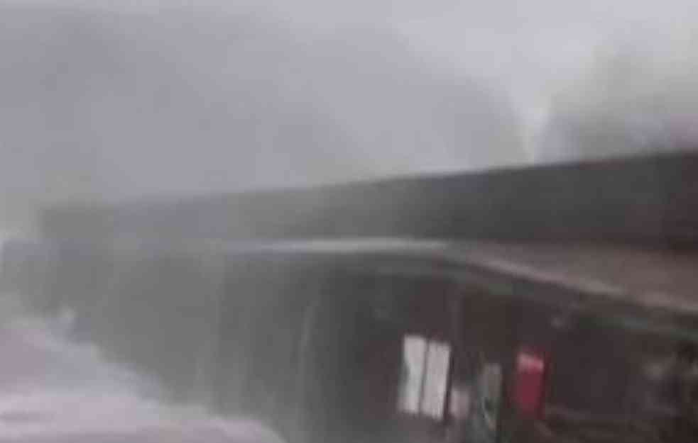 Stravična oluja hara zapadnom Evropom: Ima mrtvih i povređenih, bez struje više od 1,2 miliona domova u Francuskoj (VIDEO)