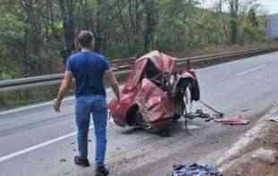 STRAVIČNE SLIKE SA MESTA NESREĆE U SIĆEVAČKOJ KLI<span style='color:red;'><b>SURI</b></span>: Delovi automobila svuda po putu, auto presečen na dva dela