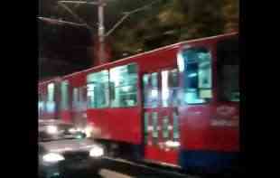 NEZGODA U <span style='color:red;'><b>VOJVODE STEPE</b></span>: Autobus naglo zakočio, jedna putnica povređena, saobraćaj za tramvaje u prekidu (VIDEO)