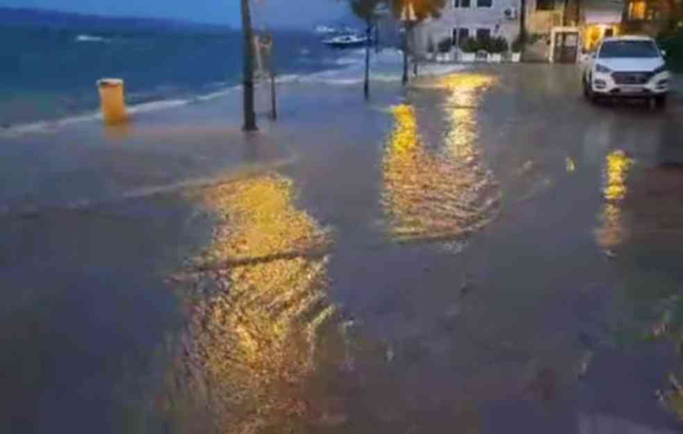 NEVREME PRAVI HAOS DUŽ JADRANA: Visoki talasi, poplavljene obale... 