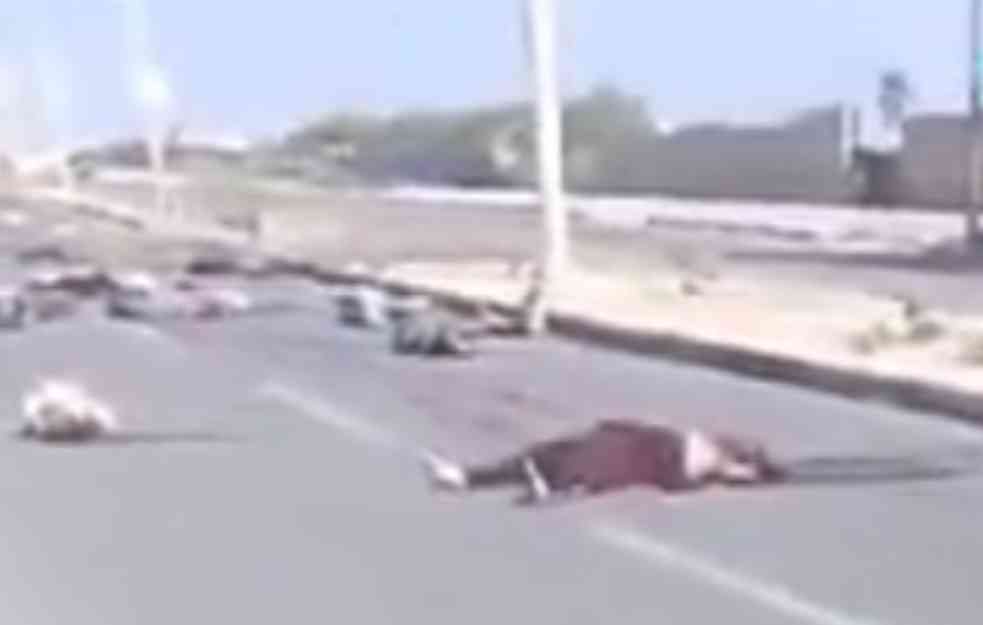 MASAKR U GAZI: Tela civila leže nasred auto-puta, mučki ubijeni dok su bežali od rata, među žrtvama i DECA (UZNEMIRUJUĆI VIDEO) 