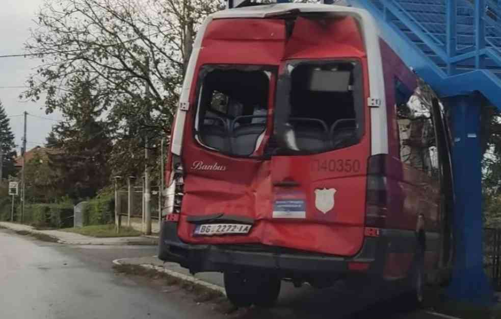 Minibus se zakucao u pasarelu u Jajincima: Nema povređenih