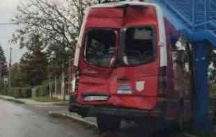 Minibus se zakucao u pasarelu u <span style='color:red;'><b>Jajinci</b></span>ma: Nema povređenih