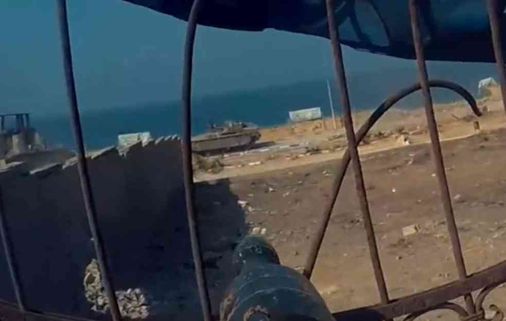 HAMAS OBJAVIO SNIMKE GRADSKIH BORBI U POJASU GAZE: Izlaze iz tunela, prikradaju se i uništavaju izraelska oklopna vozila (VIDEO)