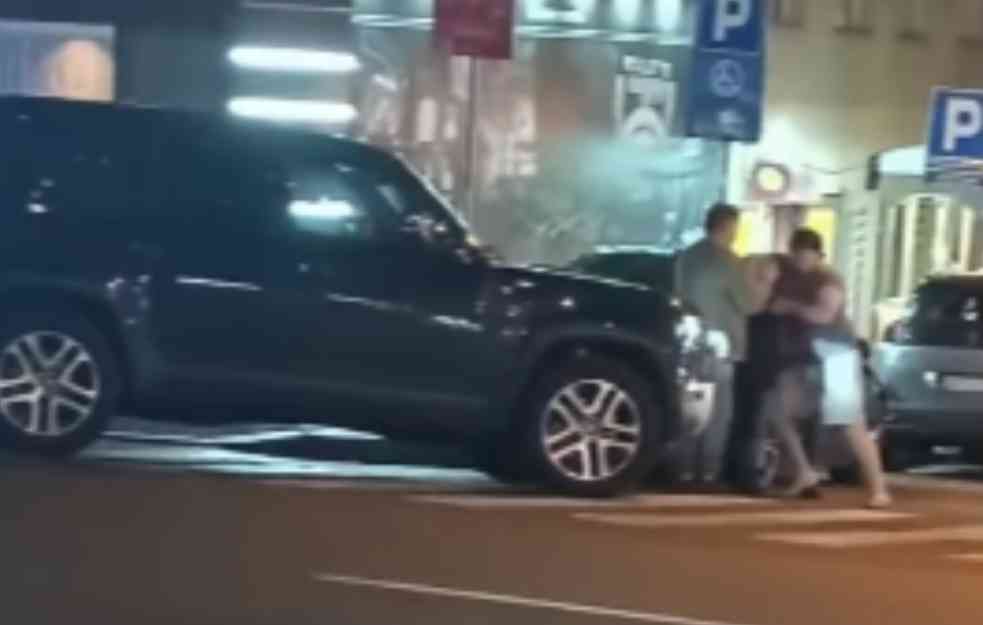 Tuča u Beogradu: Jedan preti šipkom, drugi udara pesnicama (VIDEO)