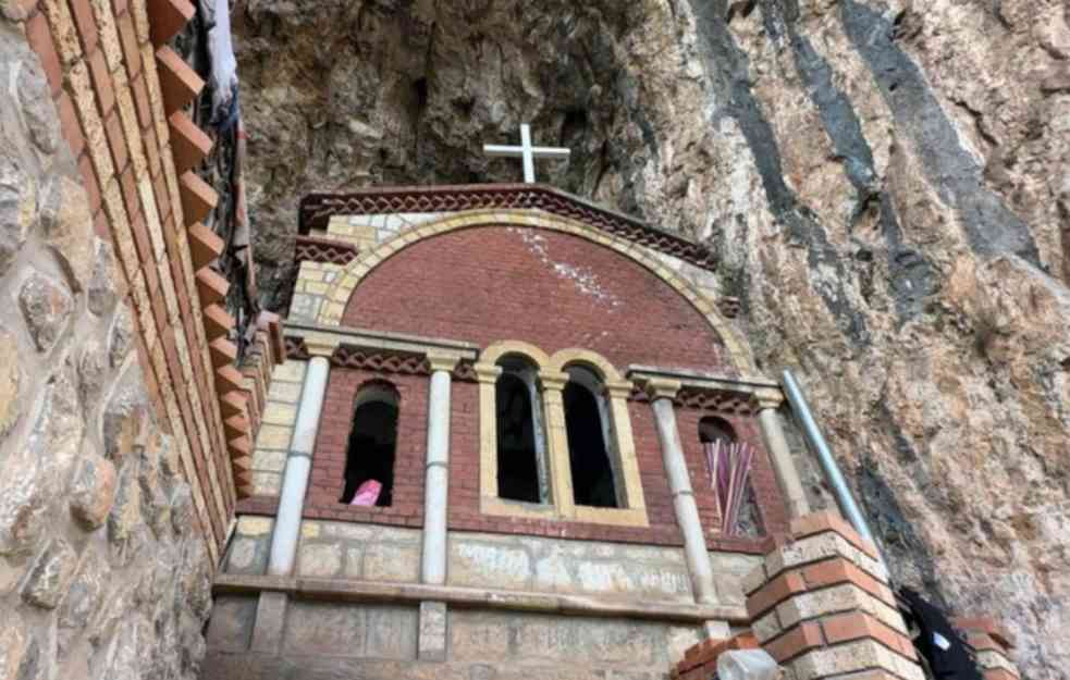 NEVEROVATNA CRKVA U SRBIJI: Svetinja ugrađena u strmu STENU! (FOTO)