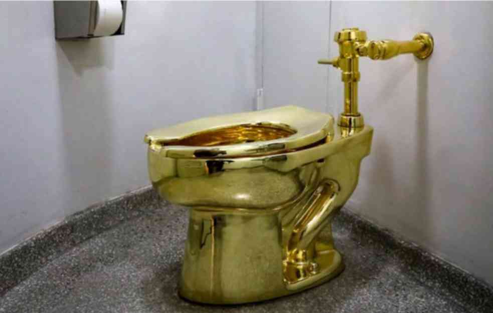 Ukraden zlatni toalet vredan 5,9 miliona dolara u Engleskoj: Lopovi upali u palatu sa dva vozila