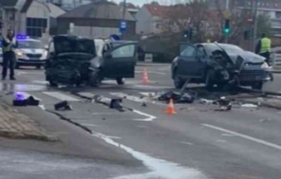 TROJE POVREĐENO U SUDARU! Teška nesreća u Kragujevcu: Smrskana vozila, vatrogasci na terenu (FOTO)