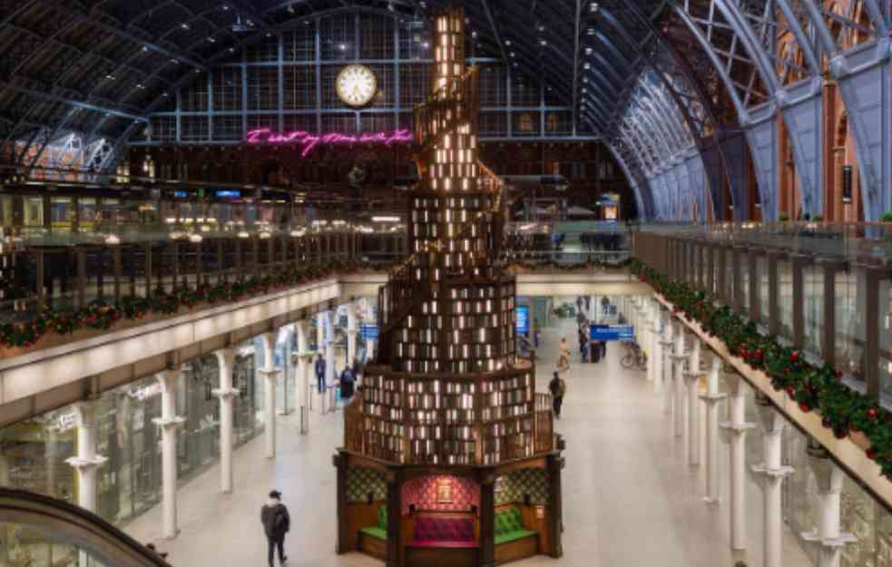 Novogodišnja bajka u londonskom metrou: Jelka inspirisana klasičnim bibliotekama (FOTO)