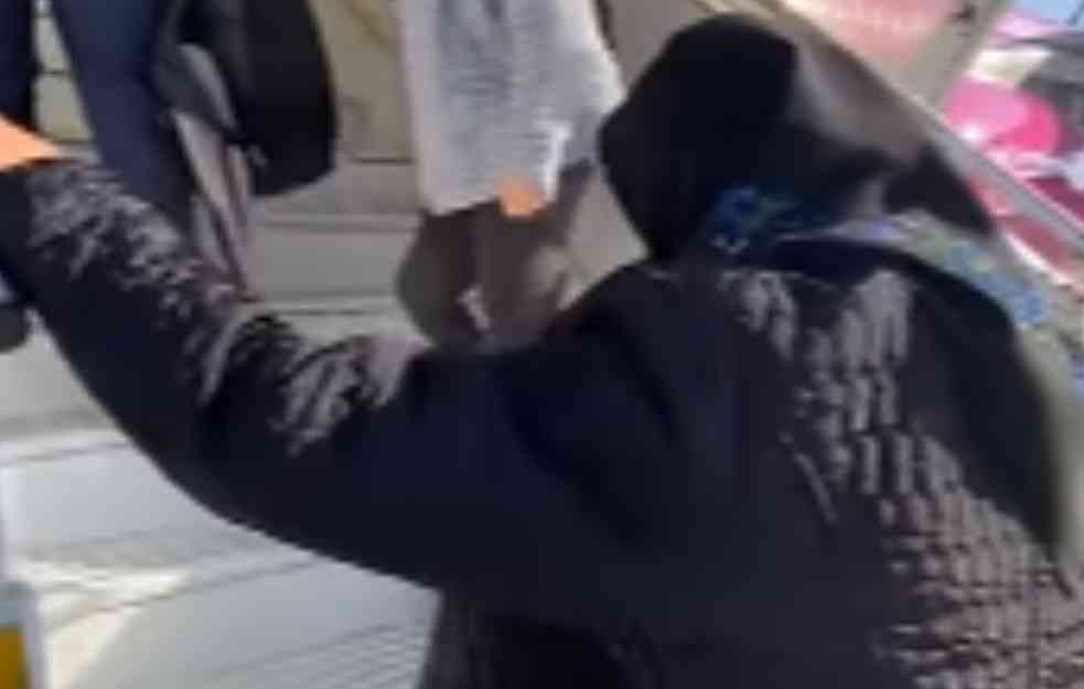 Baka od 80 godina prvi put ušla u avion: Kad vidite razlog poćiće vam suze (VIDEO)