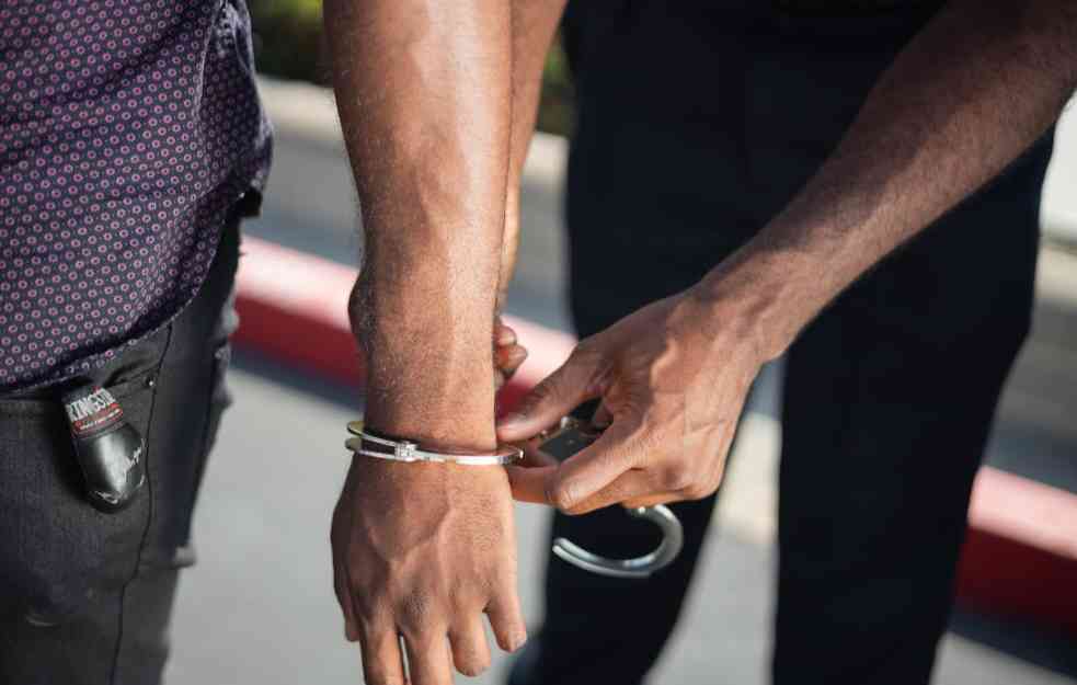 UHAPŠENI SIN POZNATOG SURČINCA I BIVŠI POLICAJAC: Nosili pištolje bez dozvole? 