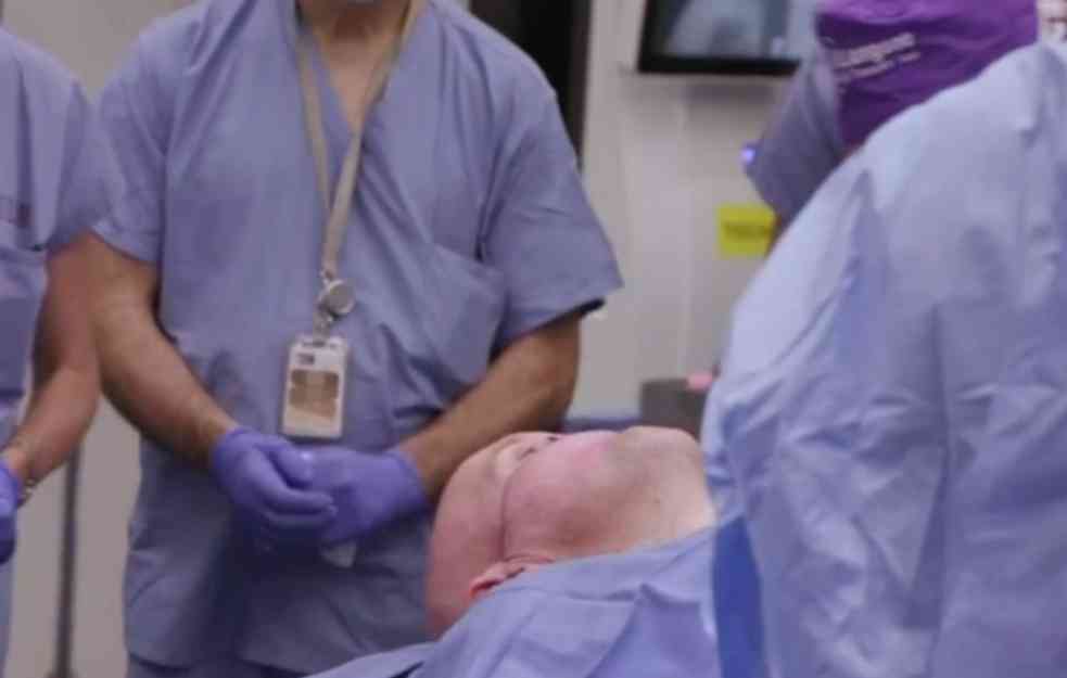 KAKAV PODVIG! URAĐENA PRVA TRANSPLANTACIJA OKA NA SVETU: Operacija trajala 21 sat, učestvovalo 140 ljudi! (FOTO) 