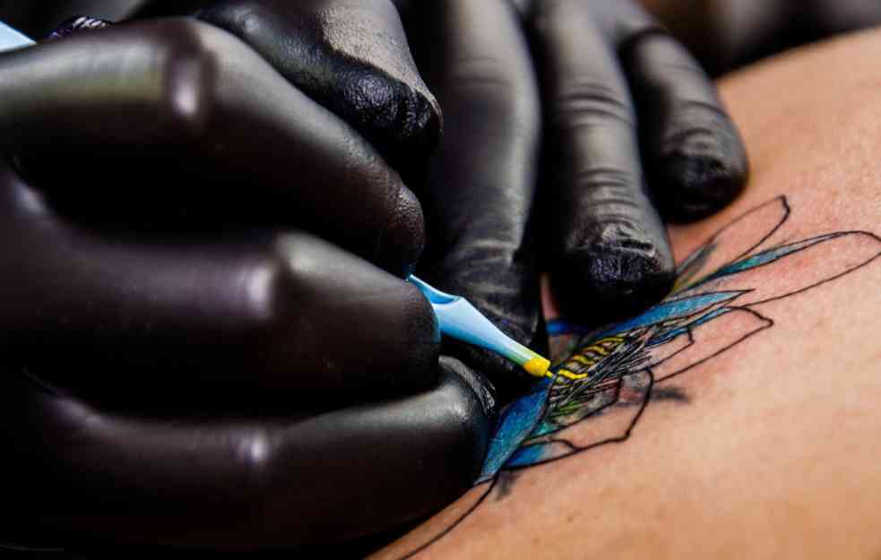 KO JE IZMISLIO OVAJ BIZARAN TREND: Devojke počele da se tetoviraju i na OVOM mestu