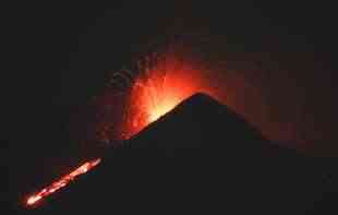 <span style='color:red;'><b>SICILIJA</b></span> U STANJU PRIPRAVNOSTI! Vulkan Etna eruptirao tokom noći, lava juri niz planinu