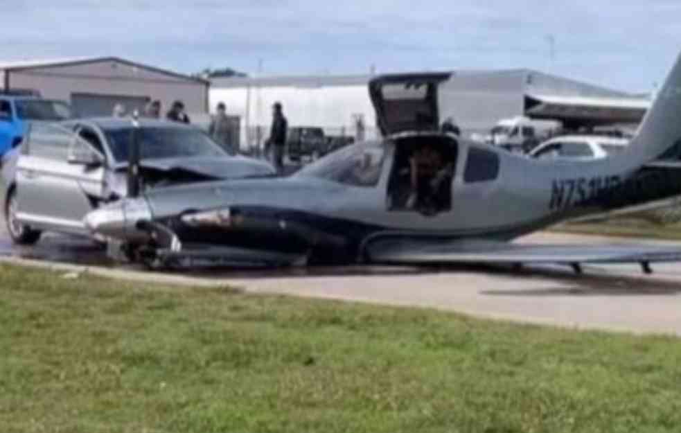 NEVEROVATNO! DIREKTAN SUDAR AVIONA I AUTOMOBILA: Letelica skliznula sa piste aerodroma i izletela na put (VIDEO, FOTO)