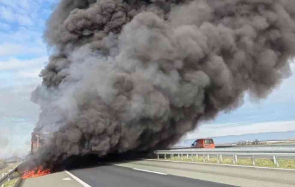 Zapalio se kamion na auto-putu Sremska Mitrovica-Ruma (FOTO)