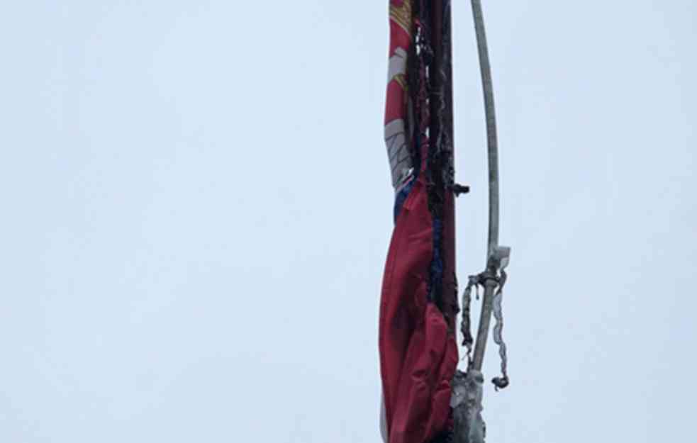 Pokrenuta istraga povodom paljenja srpske zastave u Velikoj Hoči (FOTO)