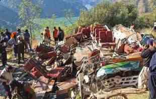 STRAVIČNA TRAGEDIJA U INDIJI! Autobus se survao niz liticu, poginulo 37 osoba 