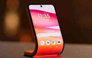 MOTOROLA NAPRAVILA SAVITLJIV <span style='color:red;'><b>AI TELEFON</b></span>: Može da se obavije oko ruke (VIDEO)