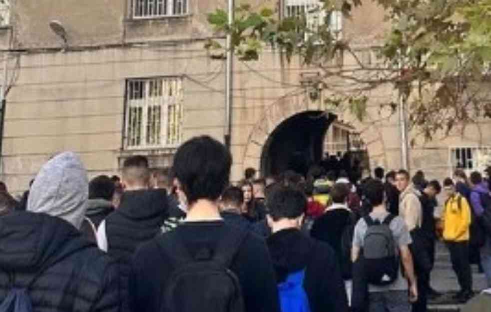 IŽIVLJAVANJE! NOVI TALAS DOJAVA O BOMBAMA: Evakuisana Elektrotehnička škola u centru Beograda (FOTO)
