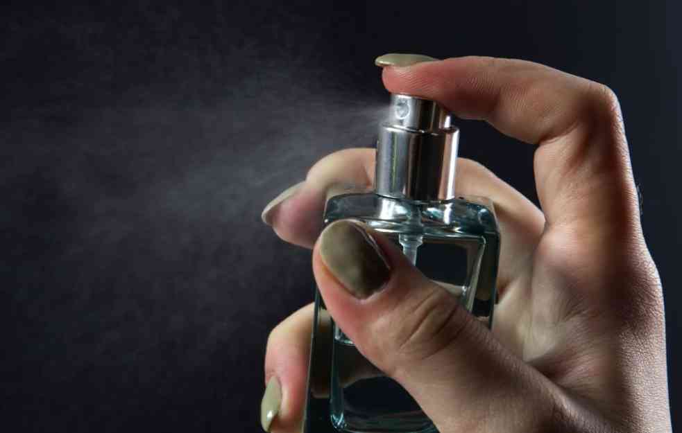 DVE STVARI I OMILJENI PARFEM IMATE SVUDA: Pretvorite omiljeni parfem u mini verziju za poneti – odlično rešenje za putovanja