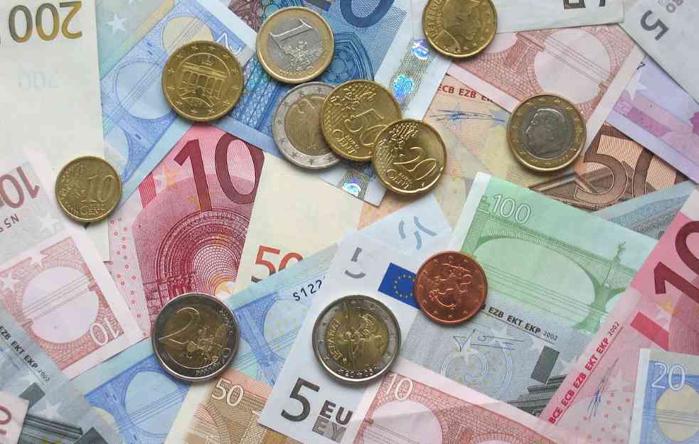 Srednji kurs dinara u ponedeljak 117,2077 za evro